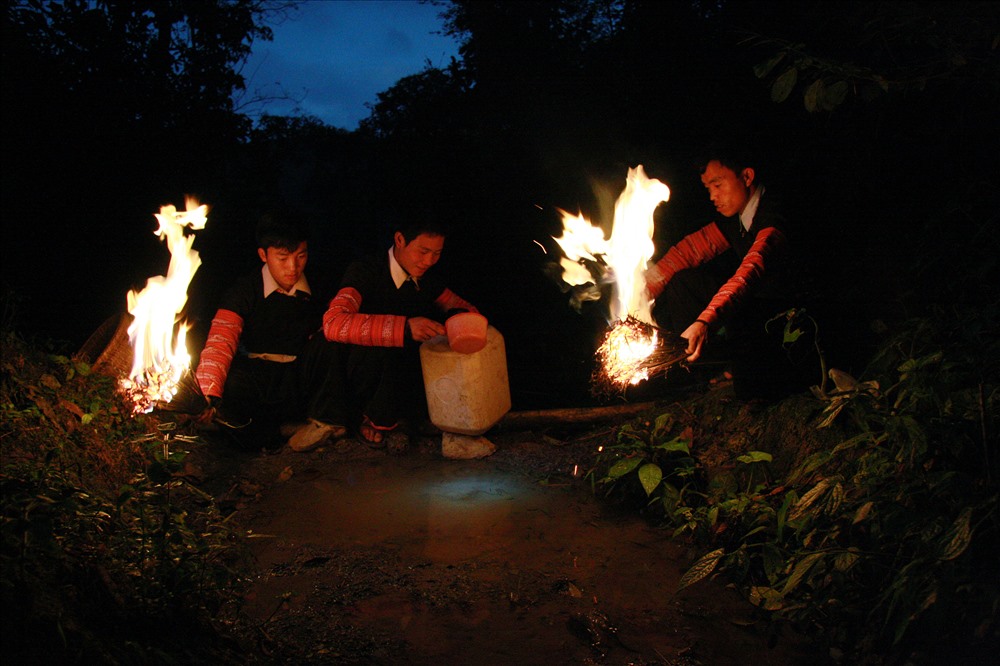 Đúng thời khắc giao thừa, những chàng trai H’Mông thường mang lễ vật lên mó nước đầu bản, cảm tạ thần Mó nước và lấy những thùng nước đầu tiên trong năm mới về cúng tổ tiên.