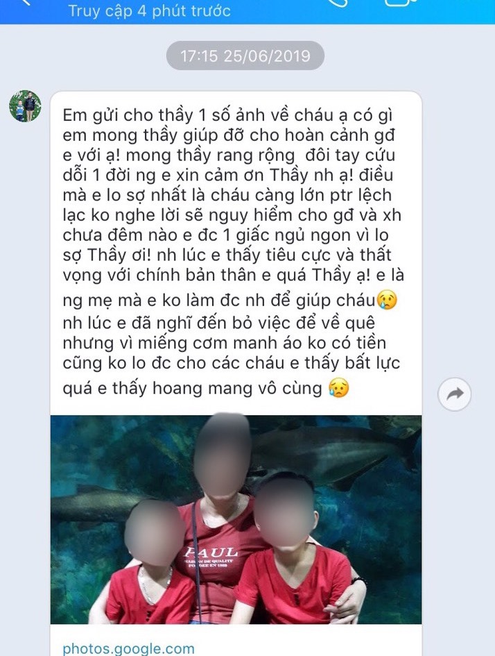 Cháu Bình (bên phải ảnh) cùng mẹ và em trai.