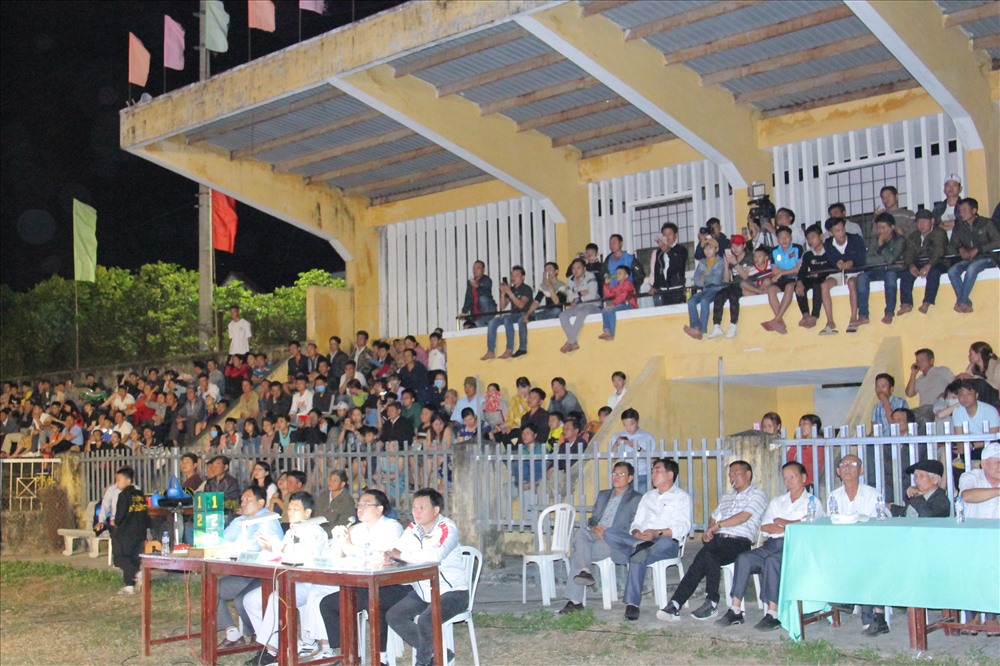 Với người dân địa phương, xem đấu võ đài vào ngày xuân là hoạt động không thể thiếu. Cũng chính vì vậy mà khán đài Sân vận động huyện Tây Sơn luôn đông nghẹt.