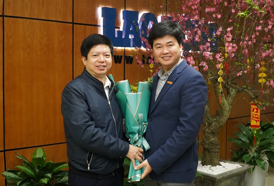 Tổng Thư ký Báo Lao Động Hoàng Lâm tặng hoa khách mời tham dự buổi tọa đàm. Ảnh: Tuấn Anh