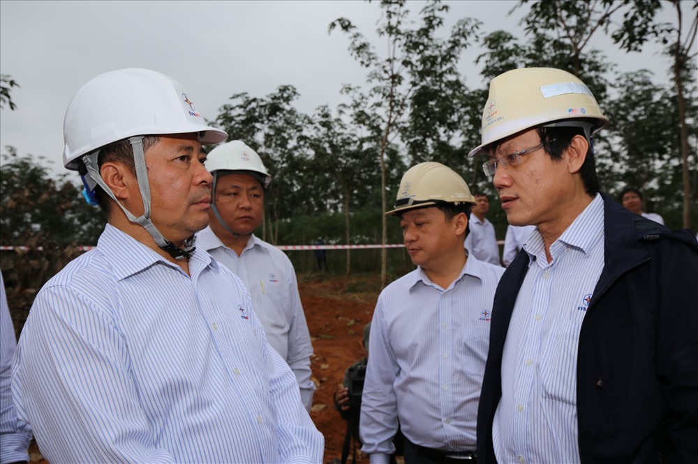 Ông Đặng Phan Tường - Chủ tịch HĐTV EVNNPT nghe các đơn vị báo cáo tiến độ thi công đường dây 500kV mạch 3 Vũng Áng - Quảng Trạch - Dốc Sỏi - Pleiku 2