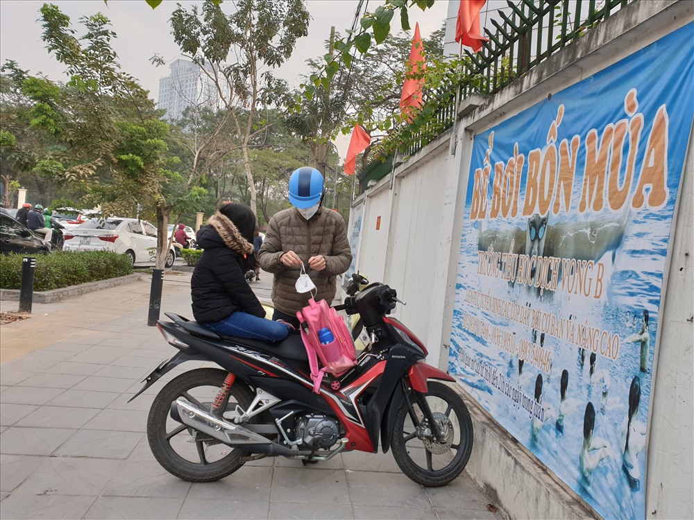 Ngày 31.1, theo ghi nhận của phóng viên, tại trường THCS Dịch Vọng (Cầu Giấy, Hà Nội) phần lớn học sinh trước giờ lên lớp đều được phụ huynh trang bị khẩu trang y tế. Ảnh: TG.