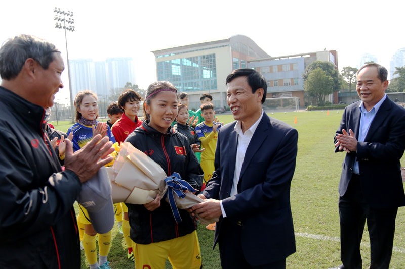 Bộ trưởng Nguyễn Ngọc Thiện thăm đội tuyển nữ trước khi sang Hàn Quốc. Ảnh: VFF