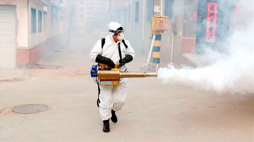 Một người lao động mặc đồ bảo hộ khử trùng ở tỉnh Sơn Đông, Trung Quốc. Ảnh: Sky News.