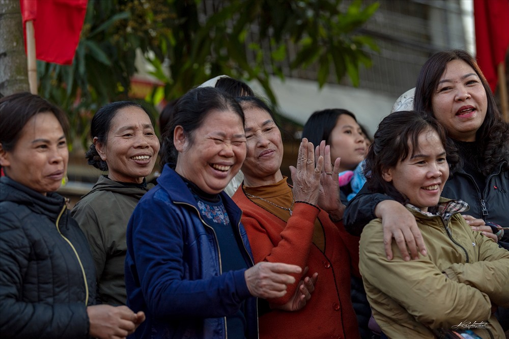 Người dân Thúy Lĩnh cổ vũ nhiệt tình cho con cháu tham gia hội vật.