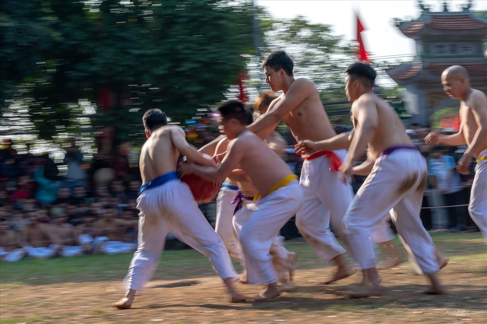 Các thanh niên làng tham dự hội vật với tự hào và tính ganh đua quyết liệt trên tinh thần thượng võ.