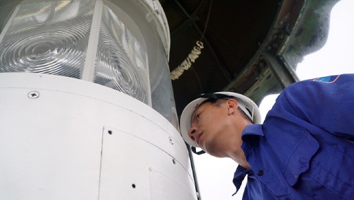 Anh Phạm Thành Tín đang kiểm tra phần tim đèn. Ảnh: Long Nguyễn
