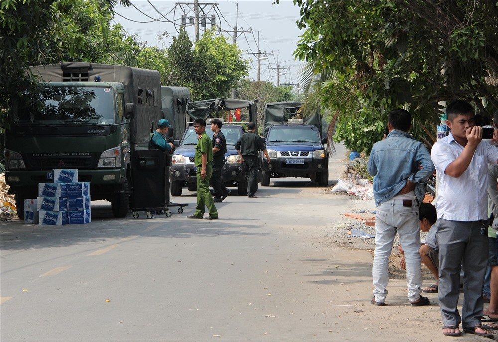 Cảnh sát siết chặt an ninh ở đường Huỳnh Thị Bằng thuộc ấp Bốn Phú, xã Trung An. Ảnh: Đình Trọng