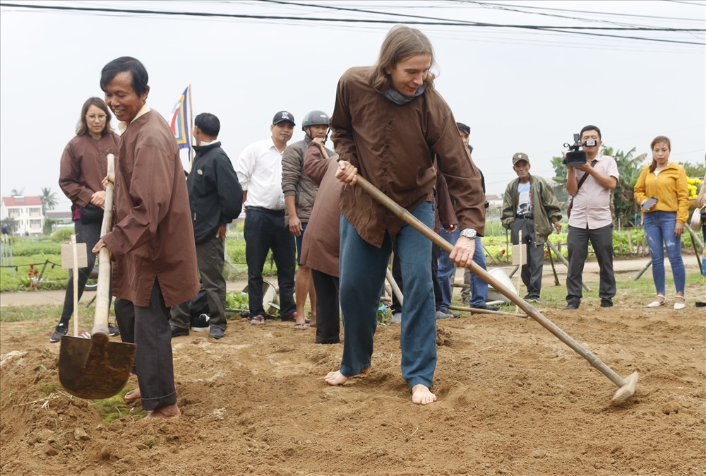 Lễ hội Cầu Bông trở nên rộn ràng khi hàng trăm người dân cùng du khách thập phương tập trung đông đúc tại đình làng để cổ vũ 6 tổ của làng Trà Quế bước vào phần thi trồng rau sạch. Ảnh: Thanh Chung