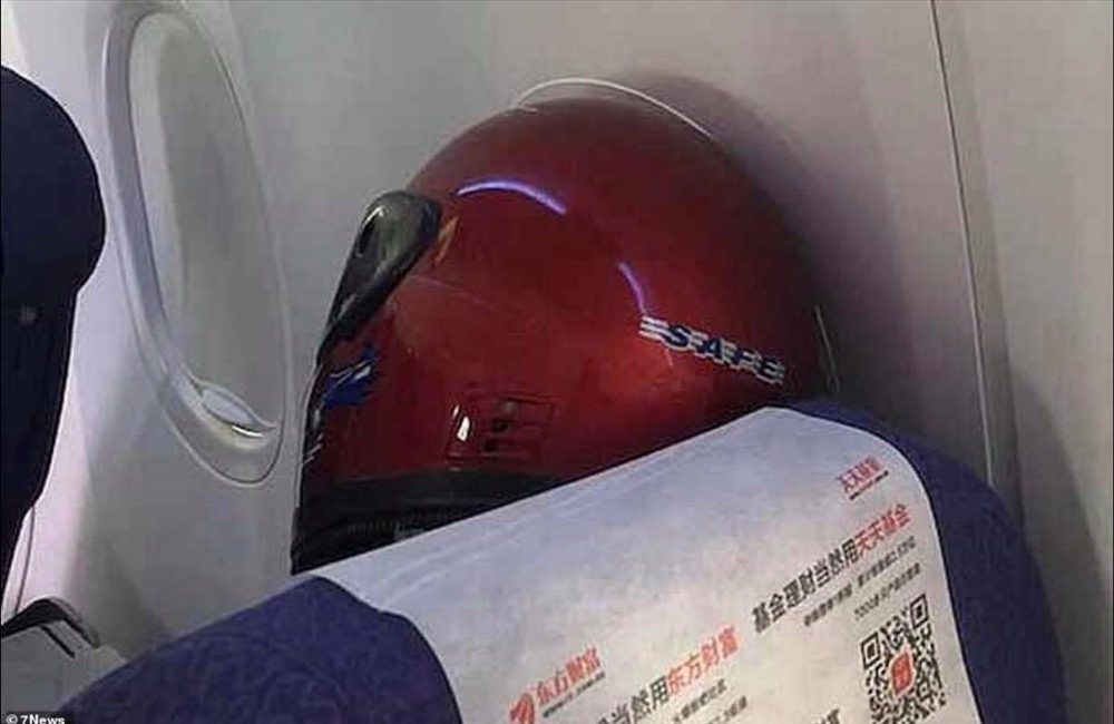 Đội mũ bảo hiểm trên máy bay cho an toàn. Ảnh: Dailymail