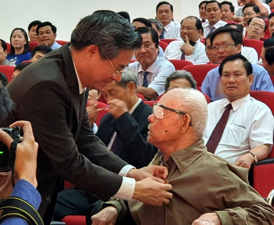 Bí thư Tỉnh ủy Bạc Liêu Nguyễn Quang Dương đến tận chỗ ngồi gắn hiệu hiệu 60 tuổi Đảng cho đồng chí cao niên trong Đảng không đi lại được (ảnh Nhật Hồ)