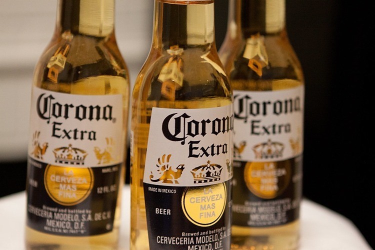 Cùng là Corona nhưng tên hiệu bia có trước tên chủng virus khoảng 4 thập niên. Ảnh: Jirka Matousek