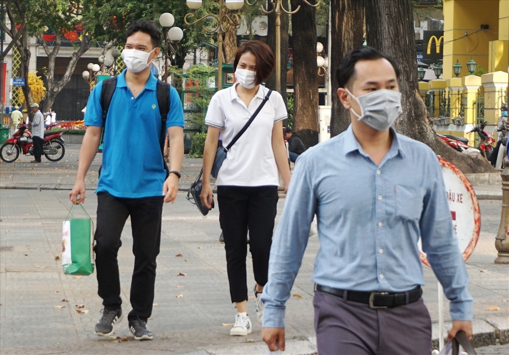 Nhiều người đeo khẩu trang khi ra đường để phòng lây nhiễm virus Corona. Ảnh minh họa: Minh Quân