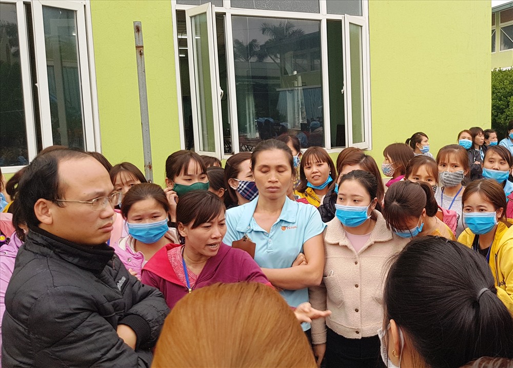 Đại diện lãnh đạo Công đoàn các Khu công nghiệp tỉnh Ninh Bình, gặp gỡ, lắng nghe ý kiến phản ánh của công nhân. Ảnh: NT