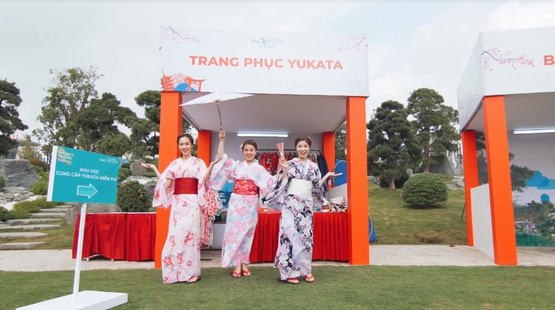 Ba cô gái vào gian hàng Trang phục Yukata để“hóa thân” thành ba thiếu nữ Nhật Bản xinh đẹp giữa không gian Vườn Nhật.