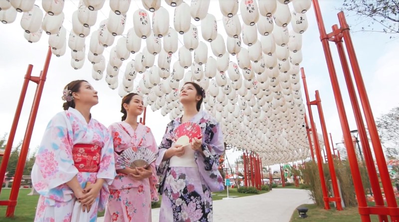 An Japan, Lê Vi, Hương Ly tỏ ra vô cùng thích thú trước hàng nghìn chiếc đèn lồng theo phong cách Nhật Bản chỉ có tại Vinhomes Smart City.