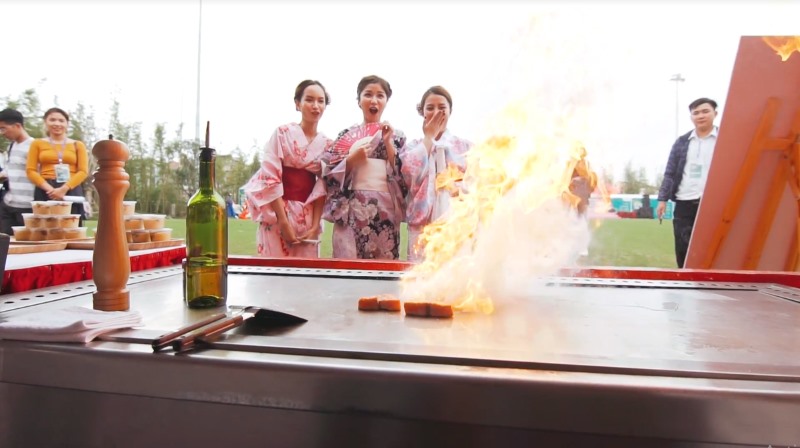 Quy trình nấu ăn đầy nghệ thuật của các nghệ nhân ẩm thực Nhật Bản khiến 3 cô gái và khách tham gia lễ hội trầm trồ. Bên cạnh đồ ăn Nhật Bản, ban tổ chức cũng mời những nghệ nhân ẩm thực Việt Nam để cư dân có cơ hội trải nghiệm đặc sản theo đúng hương vị truyền thống ba miền.