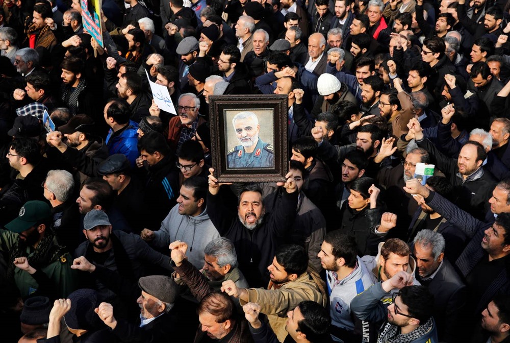 Biểu tình ở Tehran phản đối Mỹ không kích giết hại tướng Qasem Soleimani. Ảnh: AP