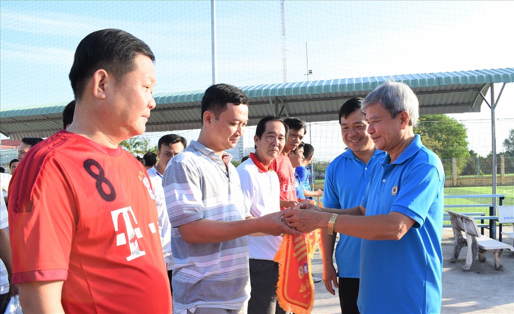 Ông Võ Minh Tâm, Bí thư Thành ủy Vị Thanh (Hậu Giang) - trao cờ lưu niệm cho các đội tham gia giải đấu. Ảnh : Thành Nhân.