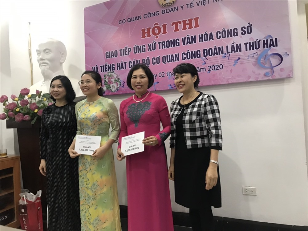 Đồng chí Trịnh Thanh Hằng - Ủy viên Đoàn Chủ tịch, Trưởng Ban Nữ công Tổng LĐLĐVN và đồng chí Phạm Thị Thanh Thủy - Phó Chủ tịch Công đoàn Y tế Việt Nam trao giải cho cá nhân đạt giải.