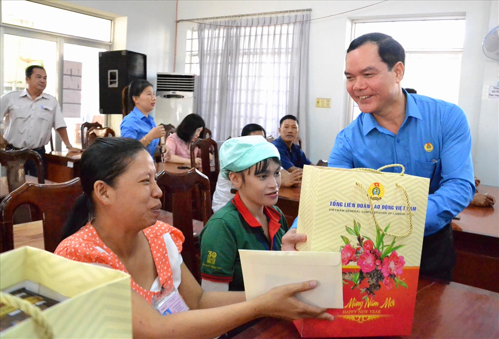 Đồng chí Trần Thanh Mẫn và Nguyễn Đình Khang trao quà cho CNLĐ. Ảnh: LT