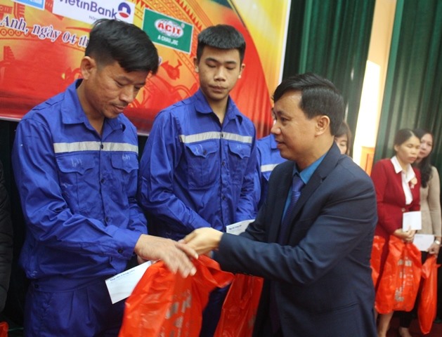 Đồng chí Nguyễn Văn Danh - Chủ tịch LĐLĐ Hà Tĩnh trao quà cho công nhân có hoàn cảnh khó khăn