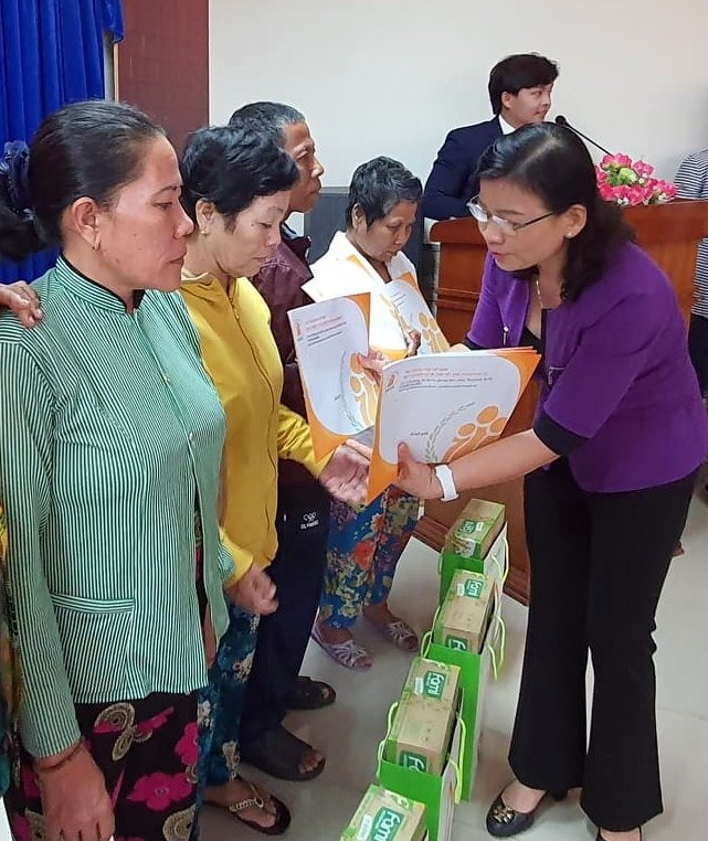 Phó chủ tịch UBND tỉnh Bạc Liêu Lâm Thị Sang trao quà cho những gia đình khó khăn (ảnh Nhật Hồ)