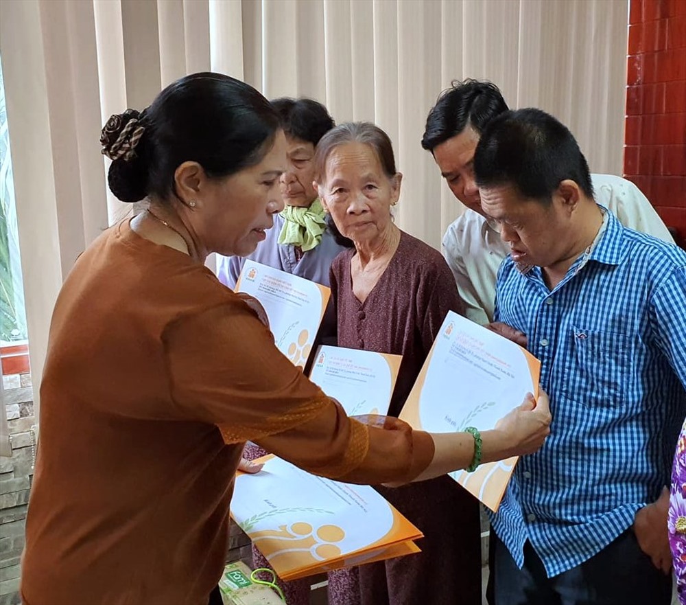 Bà Võ Thị Hồng Thoại, Chủ tịch Hội nạn nhân chất độc màu da cam/Dioxin Bạc Liêu trao quà (ảnh Nhật Hồ)