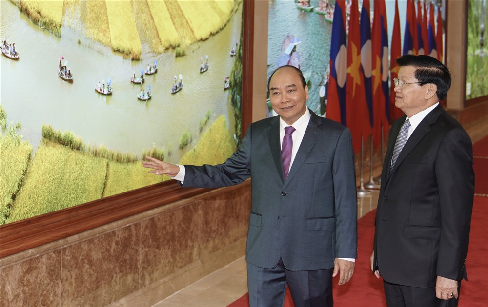 Thủ tướng Nguyễn Xuân Phúc đón Thủ tướng Lào Thongloun Sisoulith. Ảnh: VGP