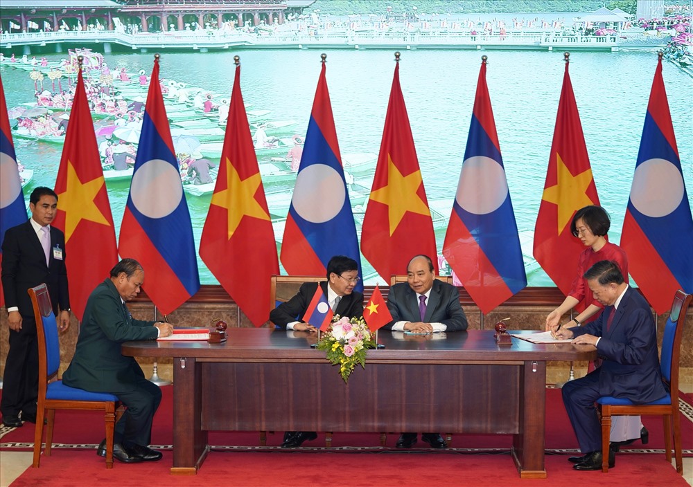 Việc tổ chức Kỳ họp lần thứ 42 Ủy ban liên Chính phủ Việt Nam-Lào nhằm tăng cường sự tin cậy chính trị giữa hai nước; tạo kênh thống nhất chỉ đạo thúc đẩy triển khai các thỏa thuận cấp cao, thúc đẩy quan hệ hợp tác giữa hai nước trong thời gian tới. Ảnh: VGP