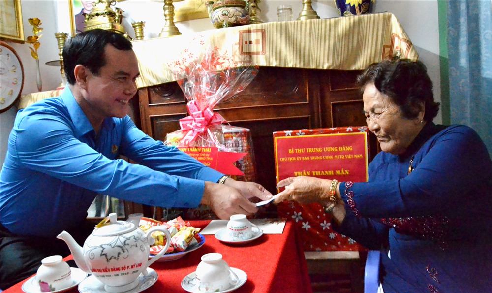 Chủ tịch Tổng LĐLĐ VN Nguyễn Đình Khang tặng quà cho Mẹ Bùi Thị Hai. Ảnh: LT