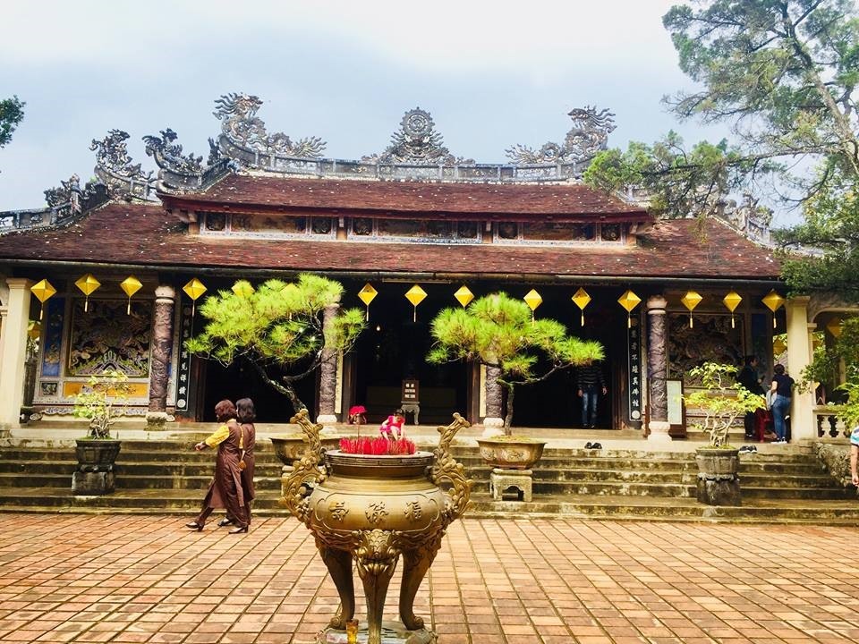 Sau vài phút dừng ở sảnh sân bay, thiền sư được  đưa lên xe trở về tổ đình Từ Hiếu (phường Thuỷ Xuân, TP Huế) để tịnh dưỡng. Đây là ngôi chùa ông xuất gia tu tập từ nhỏ (ảnh Chánh điện chùa Từ Hiếu).