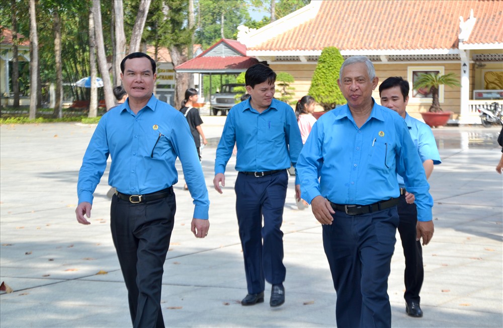 Đồng chí Nguyễn Đình Khang (bìa trái) cùng lãnh đạo LĐLĐ An Giang đến Khu lưu niệm Chủ tịch Tôn Đức Thắng. Ảnh: LT