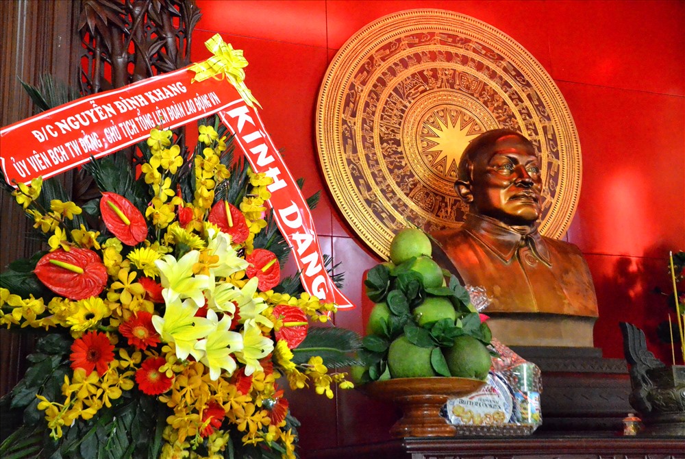 Lẵng hoa của Chủ tịch Tổng LĐLĐ Việt Nam dâng lên bàn thờ Chủ tịch Tôn Đức Thắng. Ảnh: LT