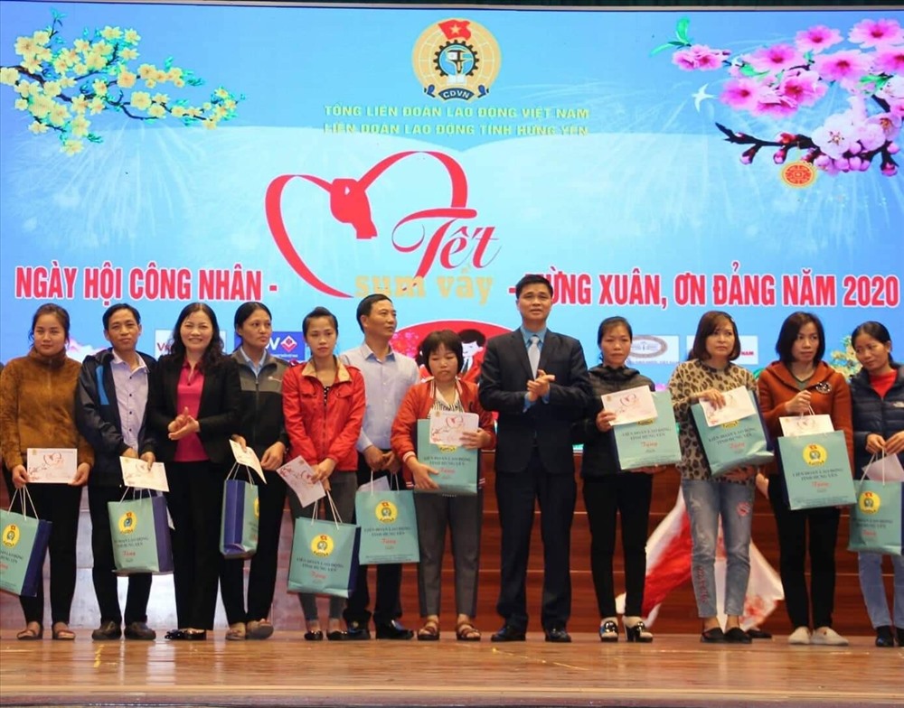 Chú thich ảnh: Đồng chí Ngọ Duy Hiểu - Phó Chủ tịch Tổng LĐLĐ Việt Nam tặng quà  công nhân lao động trong chương trình “Tết sum vầy” 2020 tại Hưng Yên.