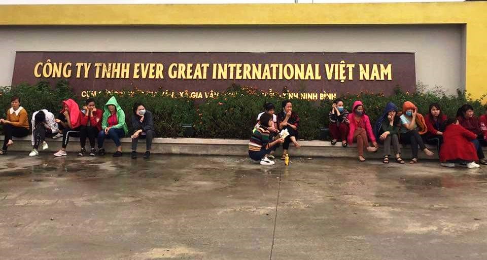 Công nhân đồng loạt nghỉ việc tập trung trước cổng Công ty TNHH Ever Great International Việt Nam. Ảnh: NT