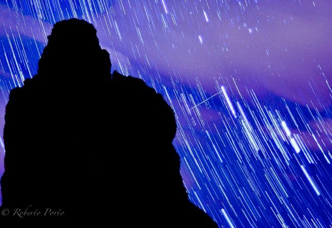 Bức ảnh của nhiếp ảnh gia Roberto Porto cho thấy những vệt sáng của mưa sao băng Quadrantid trên bầu trời đảo Tenerife, quần đảo Canary của Tây Ban Nha trong đợt mưa sao băng năm 2012. Ảnh: Space.com.