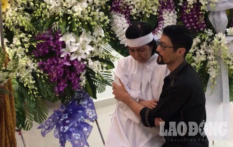 Diễn viên Johnny Trí Nguyễn chia sẻ sự mất mát với vợ của NSƯT Chánh Tín ngay trong tối 4.1.