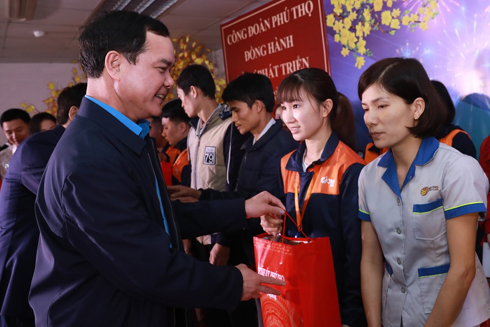 Đồng chí Nguyễn Đình Khang - Ủy viên Trung ương Đảng, Chủ tịch Tổng Liên đoàn Lao động Việt Nam trao quà tới công nhân lao động.