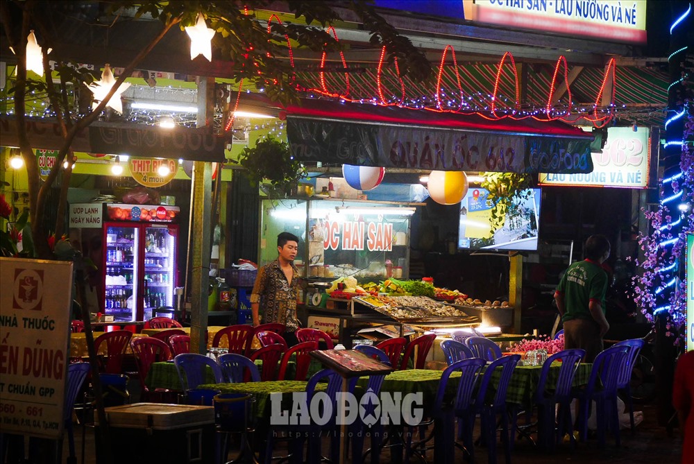 Giờ cao điểm nhưng nhiều hàng quán lưa thưa, thậm chí không có khách. Hình ảnh ghi nhận lúc 21h ngày 4.1.