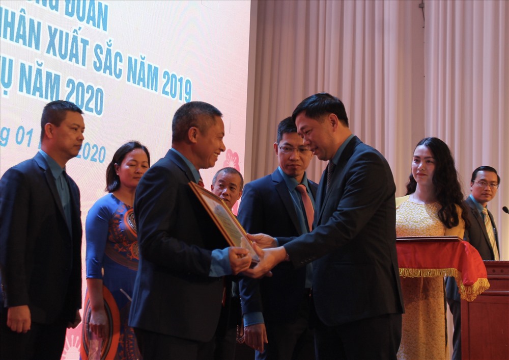 Chủ tịch Liên đoàn Lao động TP.Hải Phòng Tống Văn Băng trao bằng khen của Tổng Liên đoàn Lao động Việt Nam tặng các tập thể, cá nhân xuất sắc. Ảnh Mai Dung
