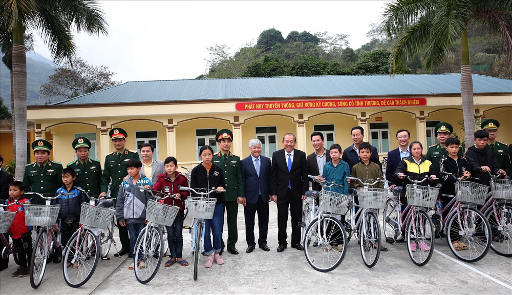 Phó Thủ tướng tặng quà cho gia đình chính sách và xe đạp cho học sinh hiếu học. - Ảnh: VGP/Lê Sơn