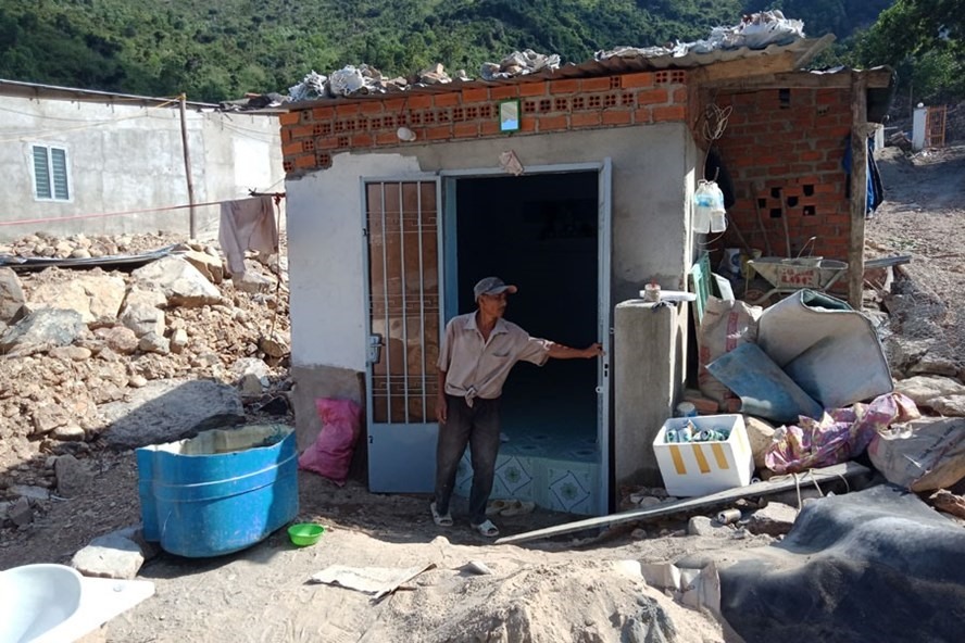 Người dân thôn Thành Phát, Nha Trang, Khánh Hòa sống chen chúc dưới chân núi, đến nay vẫn chưa được di dời. Nơi này đã từng xảy ra “đại tang” vào năm 2018 vì sạt lở. Ảnh: N.B
