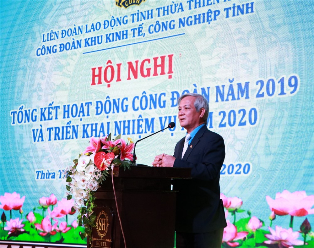 Ông Trần Hữu Cáo - Chủ tịch Công đoàn Khu Kinh tế - Công nghiệp tỉnh Thừa Thiên - Huế phát biểu tại hội nghị. Ảnh: PĐ.