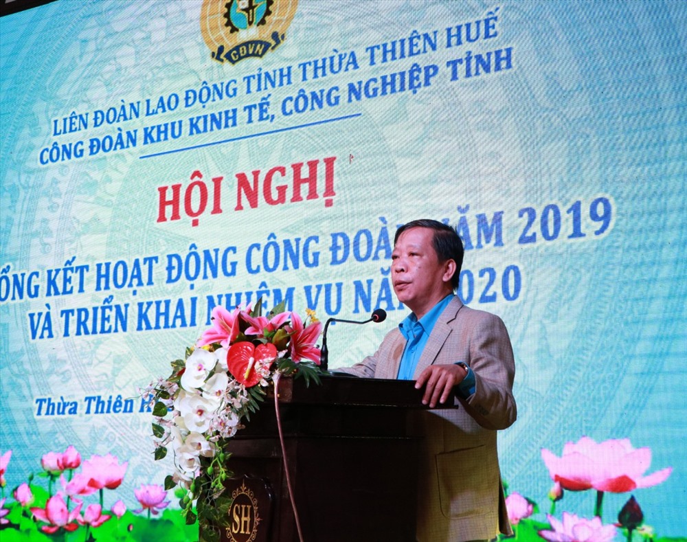 Ông Trần Quang Vinh - Phó Chủ tịch LĐLĐ Thừa Thiên - Huế phát biểu chỉ đạo tại hội nghị. Ảnh: PĐ.