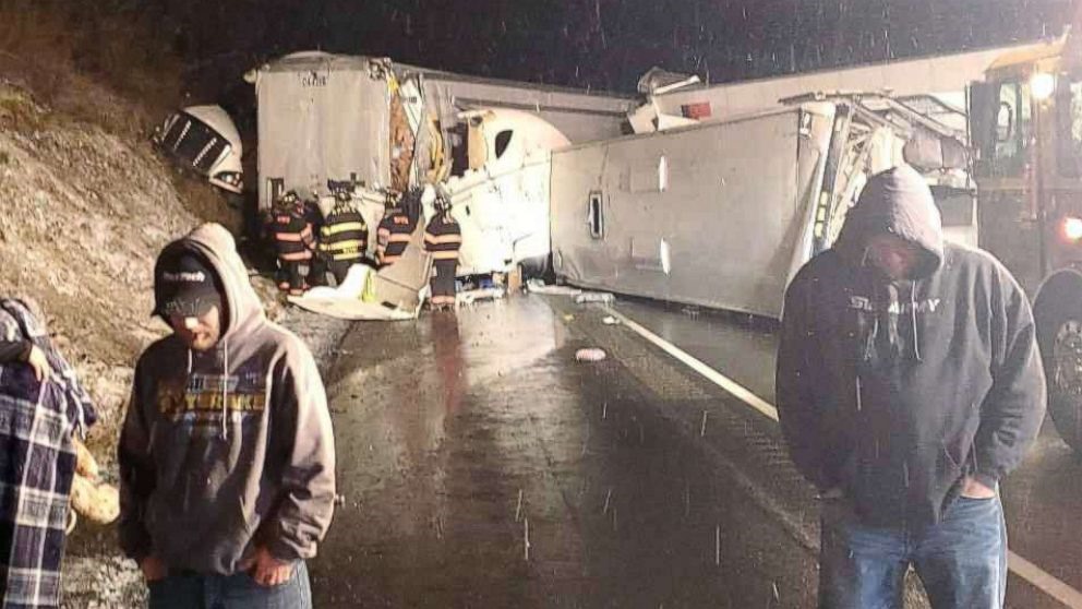 Một vài hình ảnh từ hiện trường vụ tông xe liên hoàn ở Mỹ ngày 5.1. Ảnh: ABC.