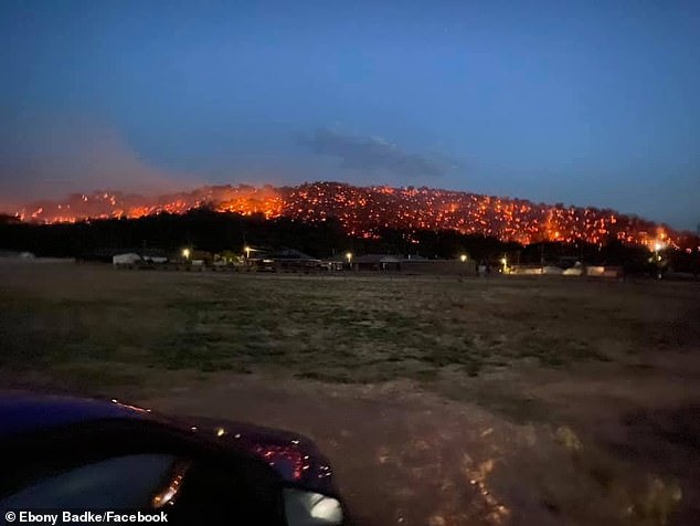 Những hình ảnh lan truyền trên mạng xã hội cho thấy sự khủng khiếp của các đám cháy rừng Australia. Những bức ảnh bàng hoàng này được chụp hôm 4.1 tại Euroa sau khi đám cháy quét qua khu bảo tồn Balmattum Hill Bushland và đe dọa sẽ tàn phá thị trấn lân cận. Ảnh: Mail.