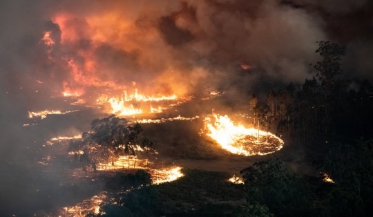 Ảnh chụp từ trên cao đám cháy rừng gần Bairnsdale ở Đông Gippsland, bang Victoria. Ảnh: EPA.