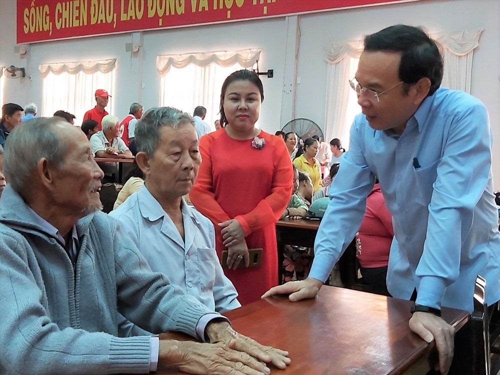 Đồng chí Nguyễn Văn Nên (bên phải) trò chuyện với bà con nhân dân huyện Gò Dầu. Ảnh Nam Dương