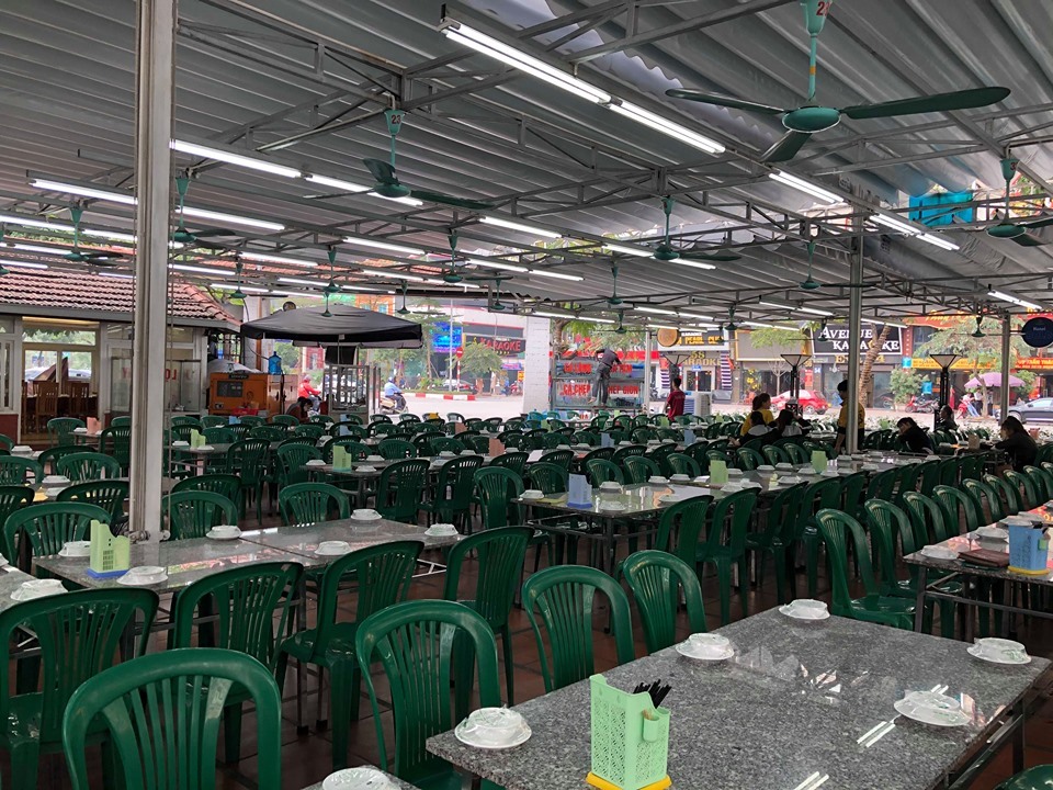 Một quán bia lớn trên đường Trần Thái Tông vắng bóng khách. Ảnh: C.N